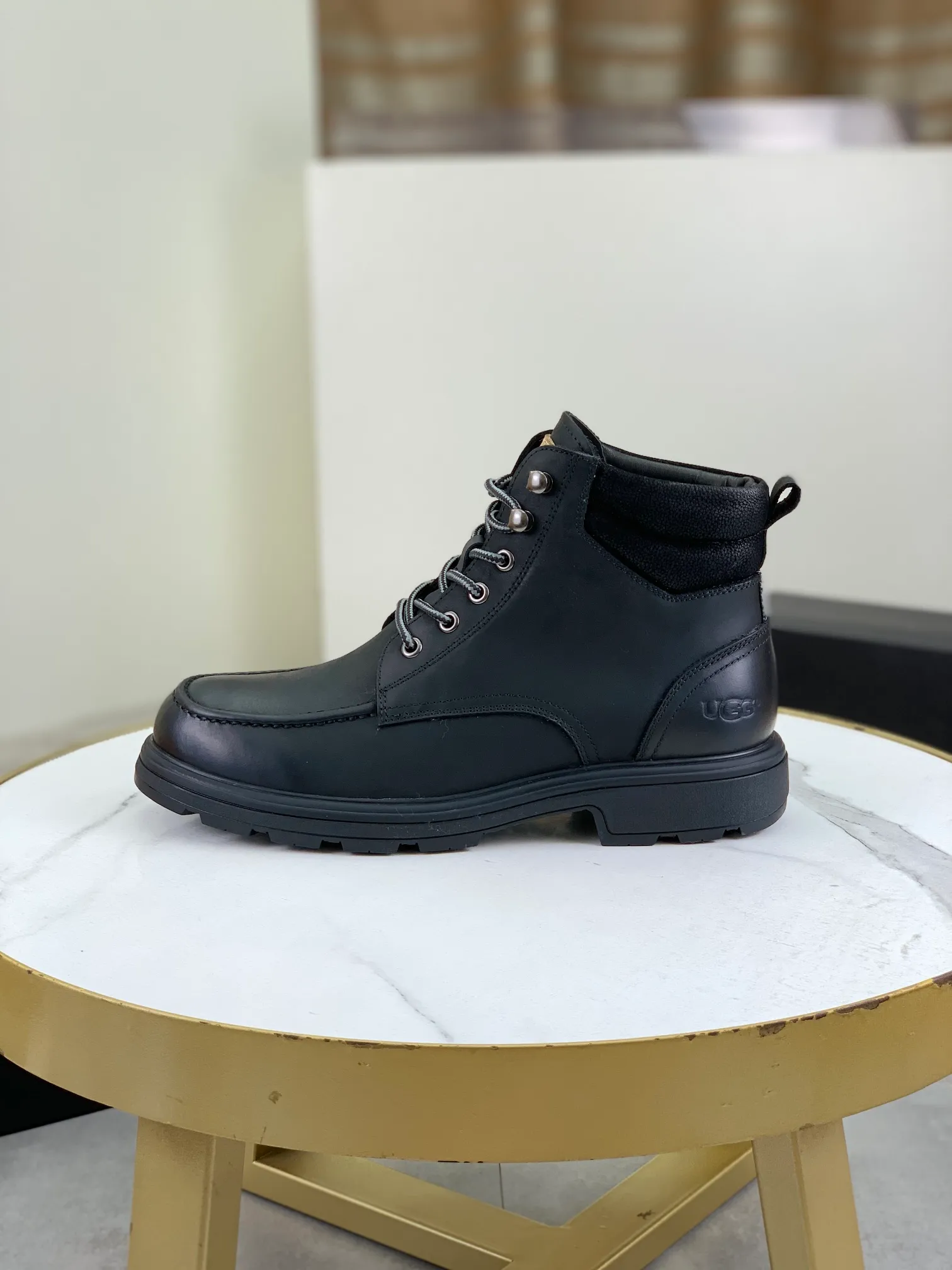 Factory price P640 💶[UGG] (full wool lining) Top-end high-quality fur integrated warm snow boots from Australia's warm luxury men's shoes brand, UGG-5877 official website synchronized, made of imported cowhide, carefully sewn...Imported rubber outsole (comfortable, soft, wear-resistant) The quality is really great...Exquisite workmanship, you can't put it down at first sight, code number: 39-44 Color: 3️⃣colors available